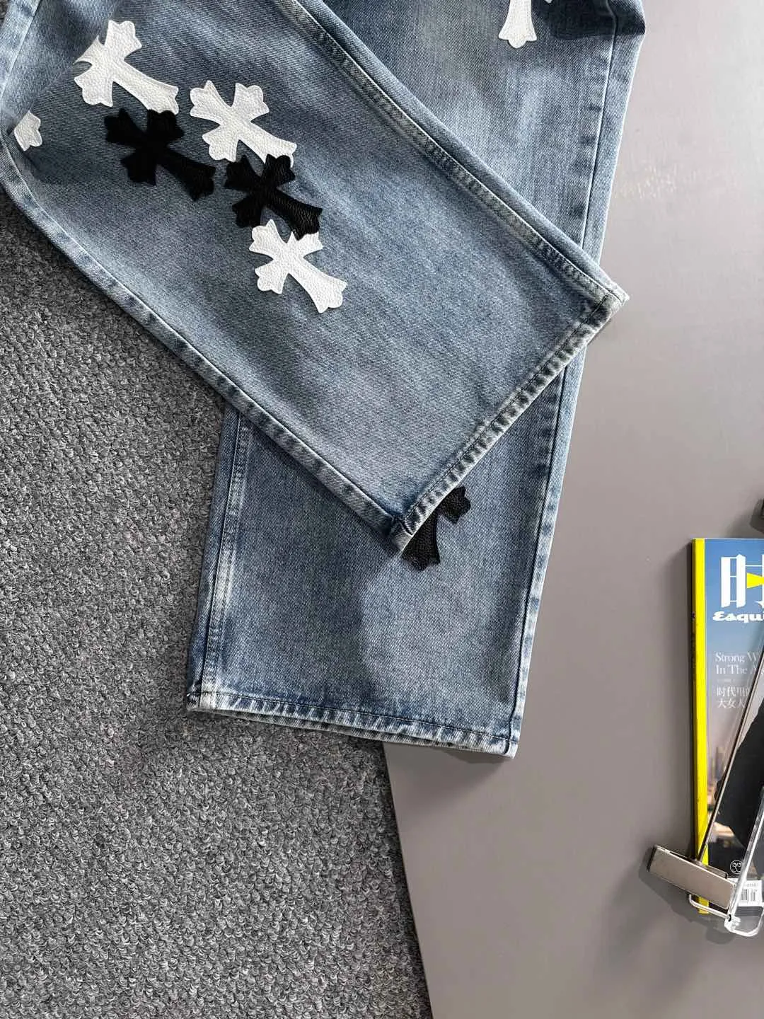 🅿️400 Croxin 2025 summer loose wide-leg jeans straight trousers, the trend in the trend! Many fashion bloggers control the upper body. The water is woven from imported Japanese Denim plain cotton denim fabric. It has three standards, is soft, delicate, comfortable and breathable. The color has a modern and fashionable vicissitudes. The upper body is versatile and fashionable! Light luxury, a must-have item for daily commuting! Size: S-3XL (please state your height and weight when placing an order)